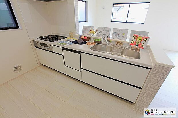 ☆ 食洗機付きキッチン ☆
リビング全体が見渡せるカウンターキッチン☆
家族みんなで料理できるスペースがございます♪