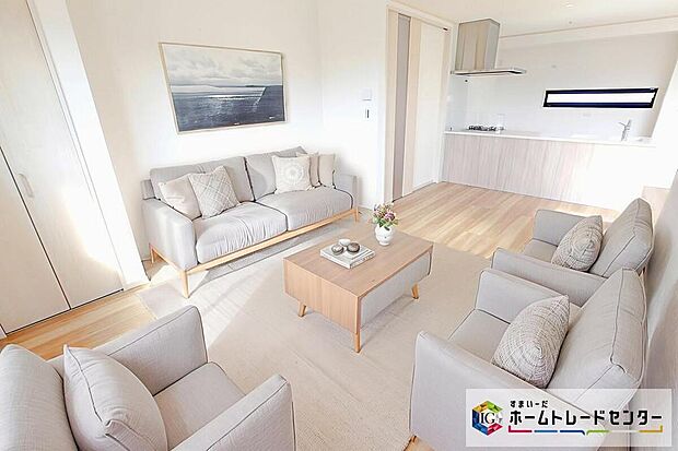 ☆ リビング ☆
広々としたLDKに、自分好みのインテリアでレイアウト。季節ごとに模様替えなども、楽しみの一つとなりそうです。