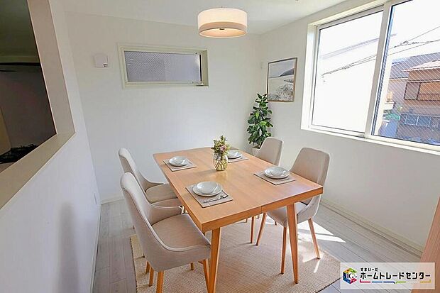 ☆　ダイニング　☆
現況の物件写真に、CG による画像処理を行っています。家具、家電、照明器具、小物、カーテン、その他のイメージはCG です。