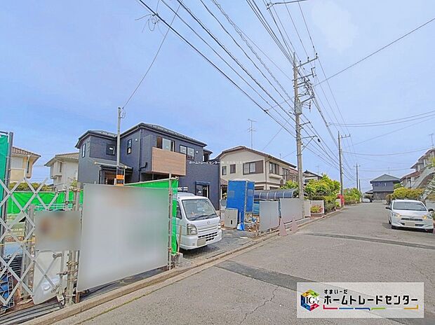 閑静な住宅街に立地します☆
前面道路は開放感溢れる６．５ｍ幅、陽当り・通風良好です♪