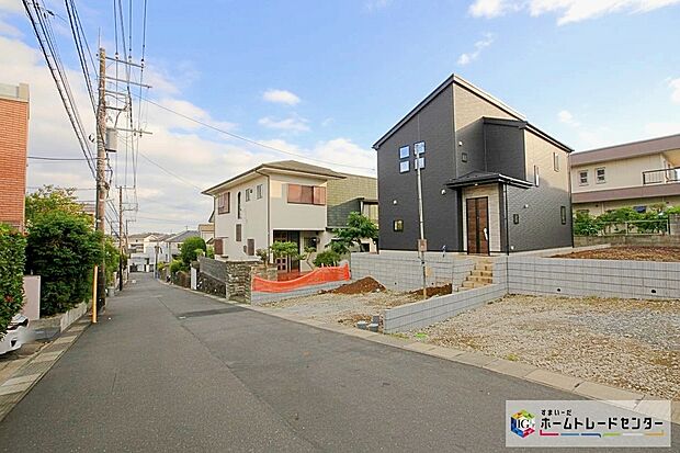 小田急小田原線「生田」駅まで960m 、徒歩１２分です。小田急小田原線「生田」駅から、新宿駅までは乗換なしで約３０分。利便性にすぐれながらも、緑多い環境が両立した街です。スーパーも駅前にございます。