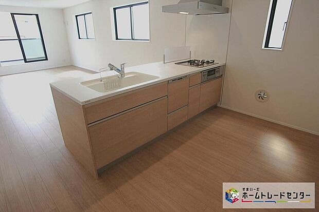 ☆ フルフラットキッチン ☆
従来の立ち上がり壁や腰壁がなく、天板がすべて平らであるため、リビング・ダイニングと一体感のある空間を演出できます☆