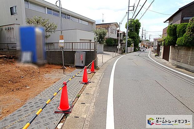 閑静な住宅街に立地します☆前面道路は開放感溢れる6m幅、駐車もラクラクです!