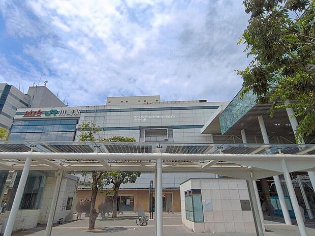 JR「川崎」駅まで4000m 、バス8分「四谷下町」停歩２分です。また京急大師線「大師橋」駅まで徒歩１５分です！シチュエーションによって使いわけ出来、便利です♪