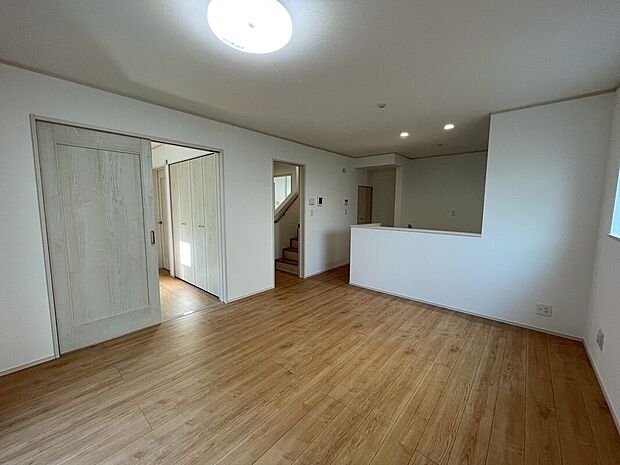 【リビング】採光良好なリビングは、ご家族の憩いの空間。居心地の良い快適な安らぎの場所にもなりそうです。