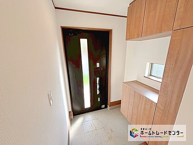 【玄関】家の中でお客様を迎える最初の場所である玄関は、家の印象そのものです!豊富な玄関収納で、常に綺麗に保つことが出来ます♪