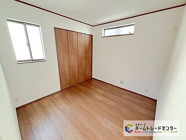 【洋室】全居室に収納を完備しておりますので、居室の全空間を有効活用出来ます。自分好みのお部屋で、ゆったりお寛ぎ頂けます。