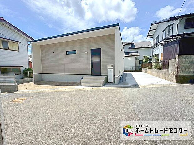 【前面道路含む現地写真】小田原線「新百合ヶ丘」駅バス12分、「中の台」バス停より徒歩5分
カースペース３台可（車種による）
希少な大型３LDK平屋建て☆