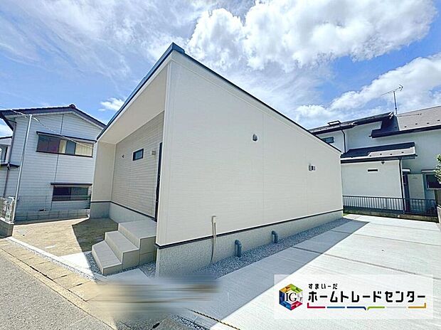 【現地外観写真】駐車スペース3台ございます！自転車置き場や来客時にも便利です☆
前面道路も5mありますので車の出し入れも楽です♪