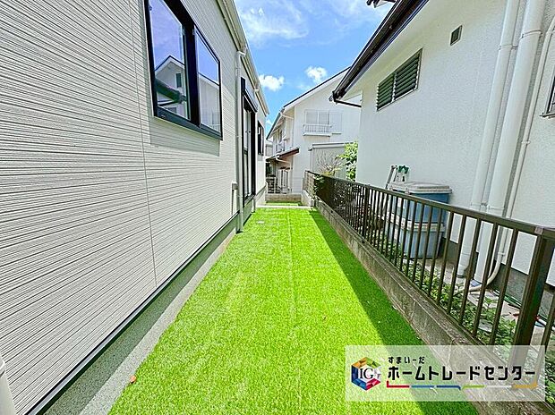 【現地外観写真】人工芝がひいてあるので雑草が生えにくくなります！！