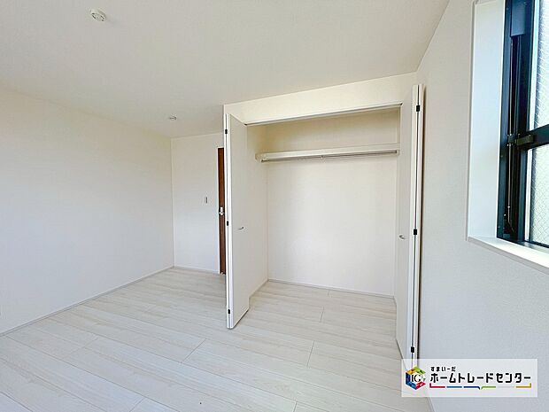 【見えない部分で耐震・耐久性を高める「耐震金物」】基礎・土台・柱など接合部ごとに適材適所な耐震金具を選び、構造体をしっかりと緊結します。表からは見えない部分にこだわることで、地震による揺れから建物のゆがみや倒壊を防ぎ、住まい全体の耐久性を高めています。