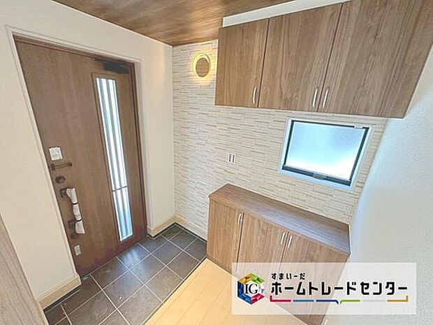 【玄関】家の中でお客様を迎える最初の場所である玄関は、家の印象そのものです！豊富な玄関収納で、常に綺麗に保つことが出来ます♪