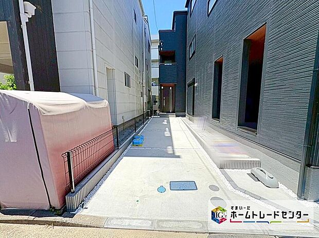 【現地外観写真】リビング広々１９帖超！ご家族でゆったりお過ごしいただける４部屋プランです☆立体的なコントラストをもたせた外観が魅力的。ゆとりの広さを備えておりますので、心地良く寛げる安らぎのお住まいとなっております。