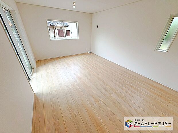 【リビング】大きな窓のあるリビングは、明るく解放感溢れる空間です。居心地良く、ご家族皆がゆったり寛げる憩いの空間となりそうです。