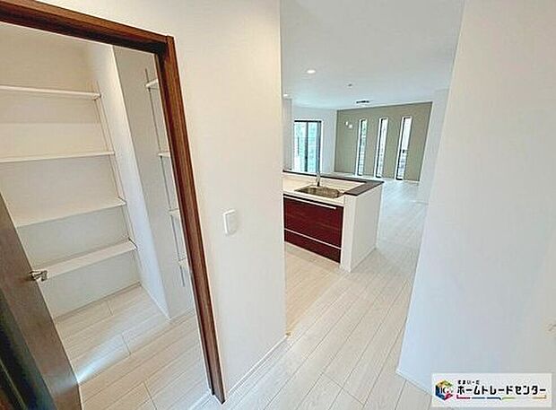 【☆パントリー☆】キッチンのすぐ横の収納スペースはミネラルウォーターや調味料などの置き場所に最適♪買いだめもできますね♪