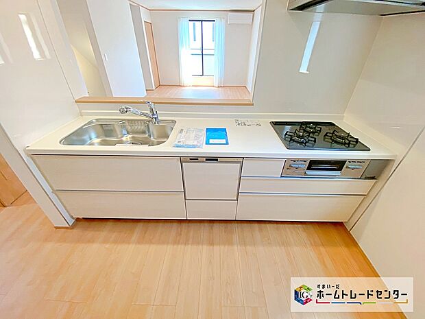 【キッチン】☆ 食洗機付、キッチン ☆
窓付きの明るく爽やかなキッチンスペースです♪人工大理石トップのシステムキッチン。見栄えもよくお手入れもスムーズに出来ます。豊富な収納力もございます♪