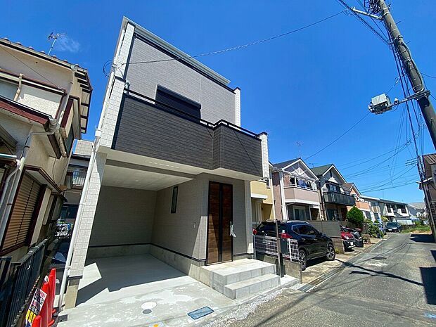 【ビルトインガレージ】台風の季節も大切な車を守ることができます。また雨が降っていても乗り降りを気にしなくてよい事や、買い物の荷物を取り込みやすさもメリットのひとつです♪