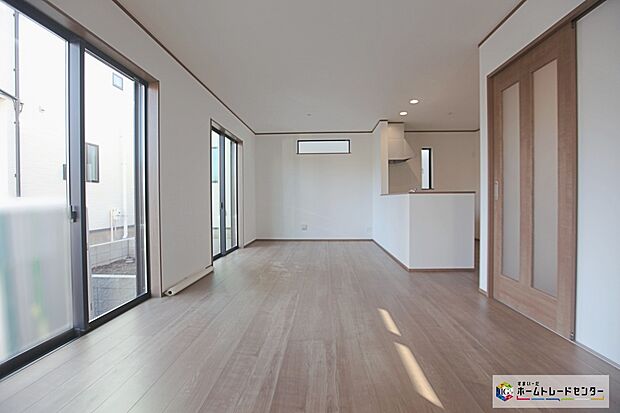 【リビング】掃き出し窓が2つあるため、採光や風通しが良く心地よい空間となっております♪