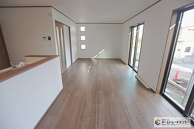 【リビング】明るく開放感あふれるリビングです。ゆったり寛げる充分な広さがございますので、ご家族でインテリアのレイアウトを考えるのも楽しみになりそうです♪