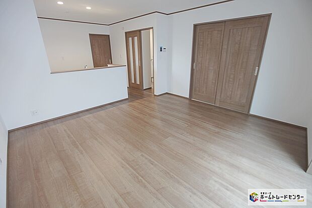 【リビング】A号棟は15帖リビングつづきの洋室とつなげれば20帖超の広々空間です!