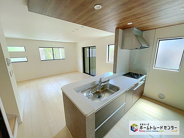 【システムキッチン】見栄えもよくお手入れもスムーズに出来ます。豊富な収納力もございますので、キッチンスペースをスッキリとお使い頂けそうです。
