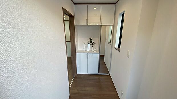 【カラーモニターインターホン】録画機能もあり、どのような人が何時に来訪されたのかが分かります。防犯上はもちろん、お届け物などの把握にも便利です。ライトが付いているので、夜間でも安心です。