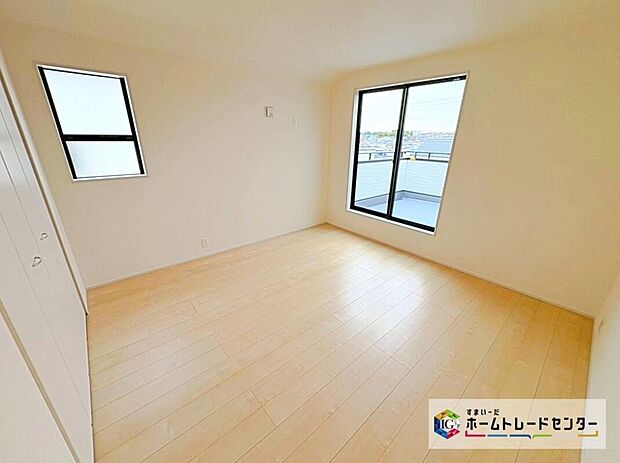 【リビング以外の居室】２面採光を確保した明るい室内は穏やかな時間が流れます♪風通しも良く、大変居心地の良い空間となっております！爽やかな風を感じて起きる朝は、快適生活の始まりに！（2号棟）