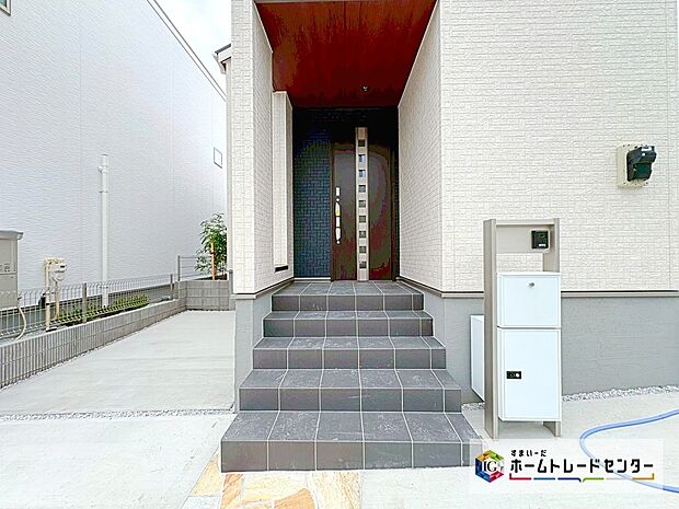 【玄関】屋根付きの玄関ポーチは雨や日差し避けとなります。外出時には余裕をもって傘がさせ、帰宅時にはぬれずに雨粒を落とせます。玄関周りの快適性が高まりますね！