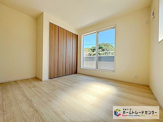 【洋室】☆　洋室　☆
穏やかな光が差し込む室内には、穏やかな時間が流れます。休日には、落ち着いた空間で自分の趣味を楽しむのはいかがですか。