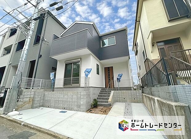 【現地外観写真】車種によりますが、カースペース２台分ございます！家族分の自転車の駐輪スペースとしても勿論、来客用の駐車スペースとしてもお使いいただけます。