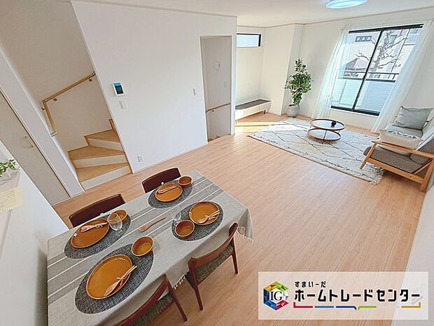 【2号棟　リビング】広々とした開放感あふれるリビングです。ゆったり寛げる充分な広さがございますので、ご家族でインテリアのレイアウトを考えるのも楽しみになりそうです。