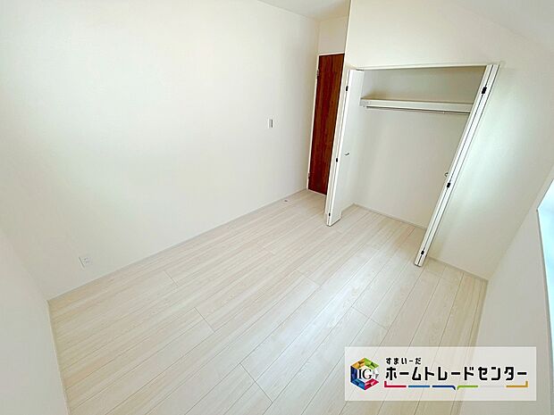 【収納】充分な広さの収納を備え、採光良好な洋室は、快適空間。プライベートの時間もゆったりお寛ぎ頂けそうです。