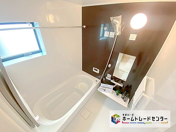 【1坪タイプバスルーム】足を伸ばして毎日の疲れを癒せる広々1坪タイプです。半身浴もでき、ゆっくりと寛げます。お子様と一緒でも快適に入浴が出来ますね。