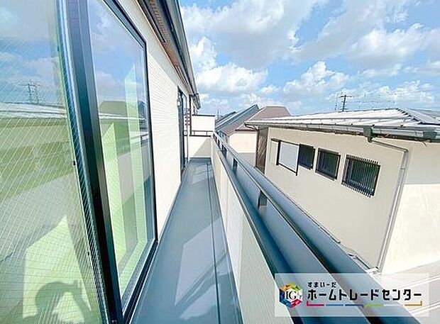 【バルコニー】２部屋より出入り可能、ワイドバルコニーです♪心地よい陽射しや暖かな風を楽しむことが出来ます♪晴れた日にはたっぷりの洗濯物や布団を干せます！