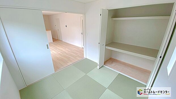 【和室】2号棟には和室もございます☆収納もございますので、来客用の布団なども収納できます☆お子様のお昼寝や遊びスペースとしても活躍しそうです☆