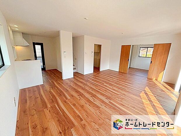 【リビング】温かみのあるフローリングの2号棟☆
爽やかな白のフローリングで広く、明るい空間の１号棟☆