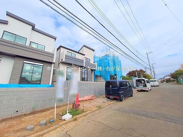 【前面道路含む現地写真】南道路を挟んでグラウンドがございますので、開放感ございます☆また前面道路は６．５m幅！お車の入出庫もスムーズです♪