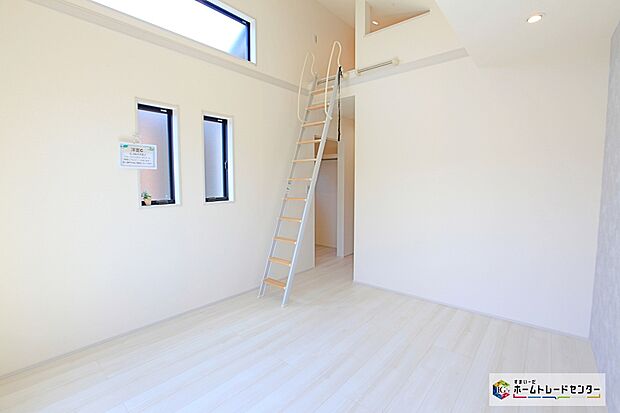 【洋室】ロフトのあるお部屋は天井が高く、開放感がございます。窓も多くございますので自然光の入る明るい空間になっております♪