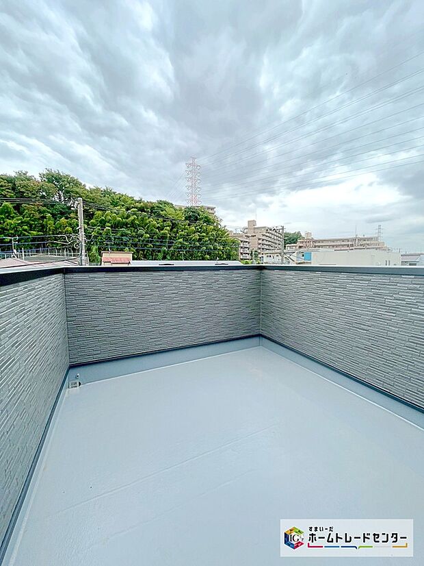 【☆ 屋上バルコニー ☆】天体望遠鏡を置いて星空の観察、大きく広がる青空を眺めながら日光浴など、プライバシーを守りながら豊かな時を過ごせます♪