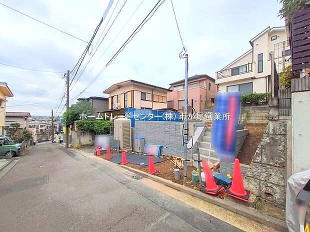 【前面道路含む現地写真】南道路に面し、陽当たり良好です♪
閑静な住宅街に立地、穏やかな時間を過ごすことが出来ますよ☆