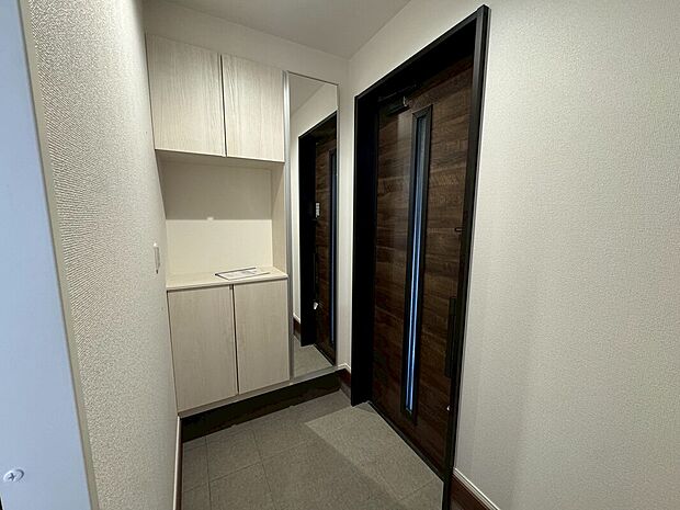 【シューズクローゼット】姿見付きの下駄箱で、お家を出る前に今日のコーディネートの最終チェックをすることができます♪