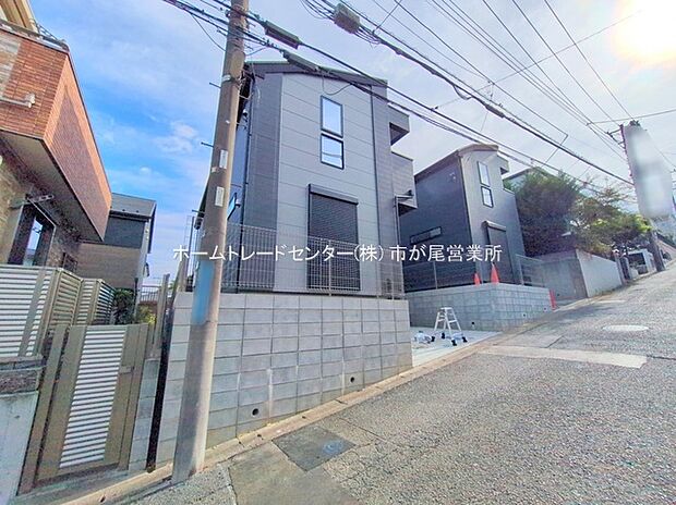 【1号棟　現地外観写真】敷地面積３１坪超☆
リビング広々１８帖超、３LDK＋Sプランです♪２号棟はウォークインクローゼット２か所にございます！