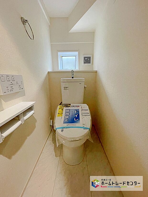 【トイレ】窓付きのトイレスペース!採光もあり明るく、快適空間となっております♪毎日使う場所だからこその配慮です!また、換気環境も良好です♪