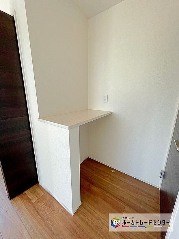 【カウンター】洋室にはカウンターがございますので、在宅ワークやゲームスペースなど、趣味を楽しむことができます☆