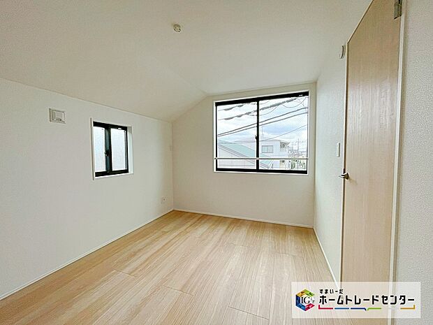 【☆ 洋室 ☆】充分な広さの収納を備え、採光良好な洋室は、快適空間。プライベートの時間もゆったりお寛ぎ頂けそうです。