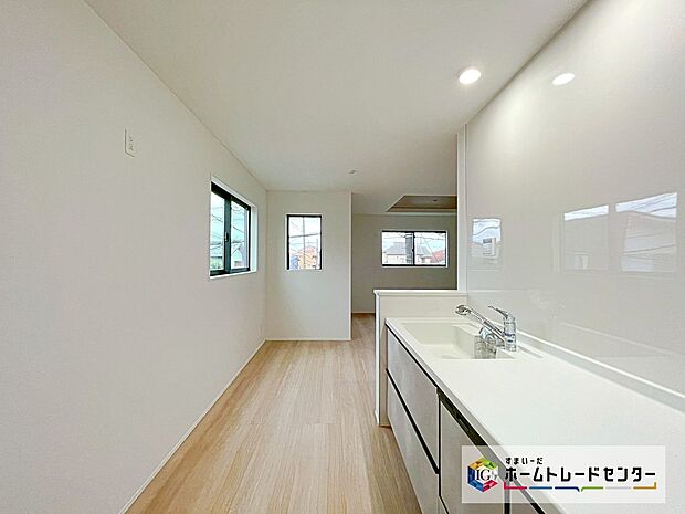 【システムキッチン】見栄えもよくお手入れもスムーズに出来ます。豊富な収納力もございますので、キッチンスペースをスッキリとお使い頂けそうです。