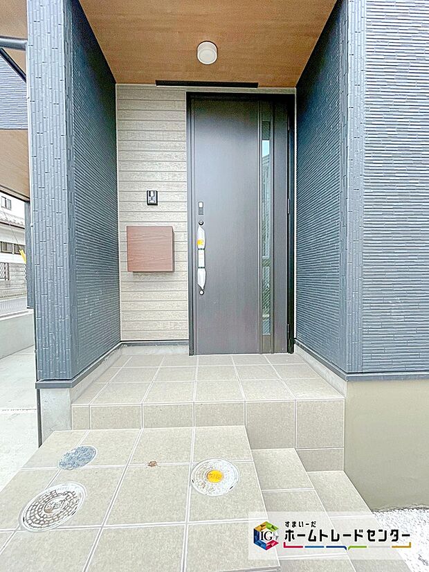 【玄関】屋根付きの玄関ポーチは雨や日差し避けとなります。外出時には余裕をもって傘がさせ、帰宅時にはぬれずに雨粒を落とせます。玄関周りの快適性が高まりますね!