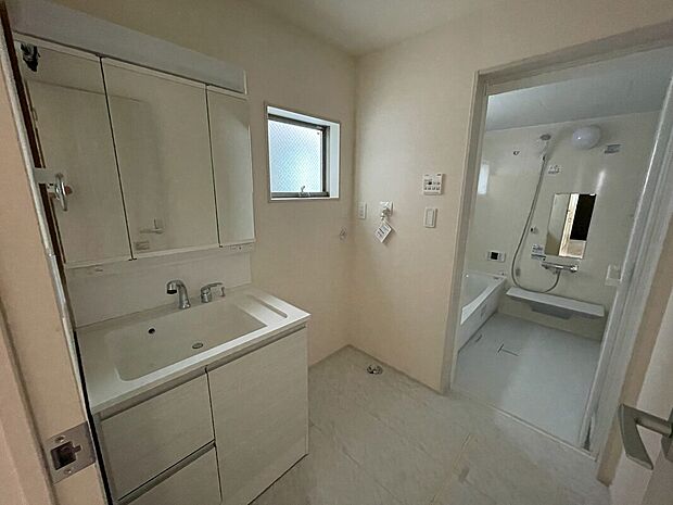 【洗面化粧台】白を基調とした爽やかなサニタリースペース！毎日使う場所だからこそ、清潔感のある快適空間です♪
毎日の身支度も気持ち良くお使い頂けます！