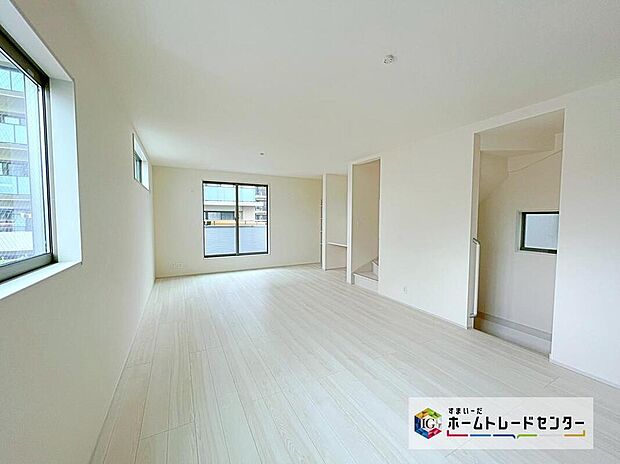 【☆　リビング　☆】採光良好なリビングは、ご家族の憩いの空間。居心地の良い快適な安らぎの場所にもなりそうです。