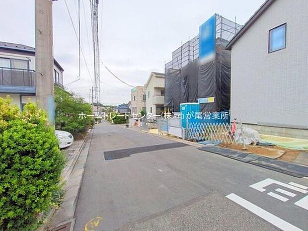 【前面道路含む現地写真】閑静な住宅街に立地します！前面道路は開放感溢れる６ｍ幅、陽当り・通風良好です♪
「虹ケ丘小学校」まで徒歩２分、「虹ケ丘公園」まで徒歩６分、子育て環境良好です☆
